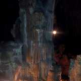 Imponente gruppo di stalagmiti che si erge verso il soffitto